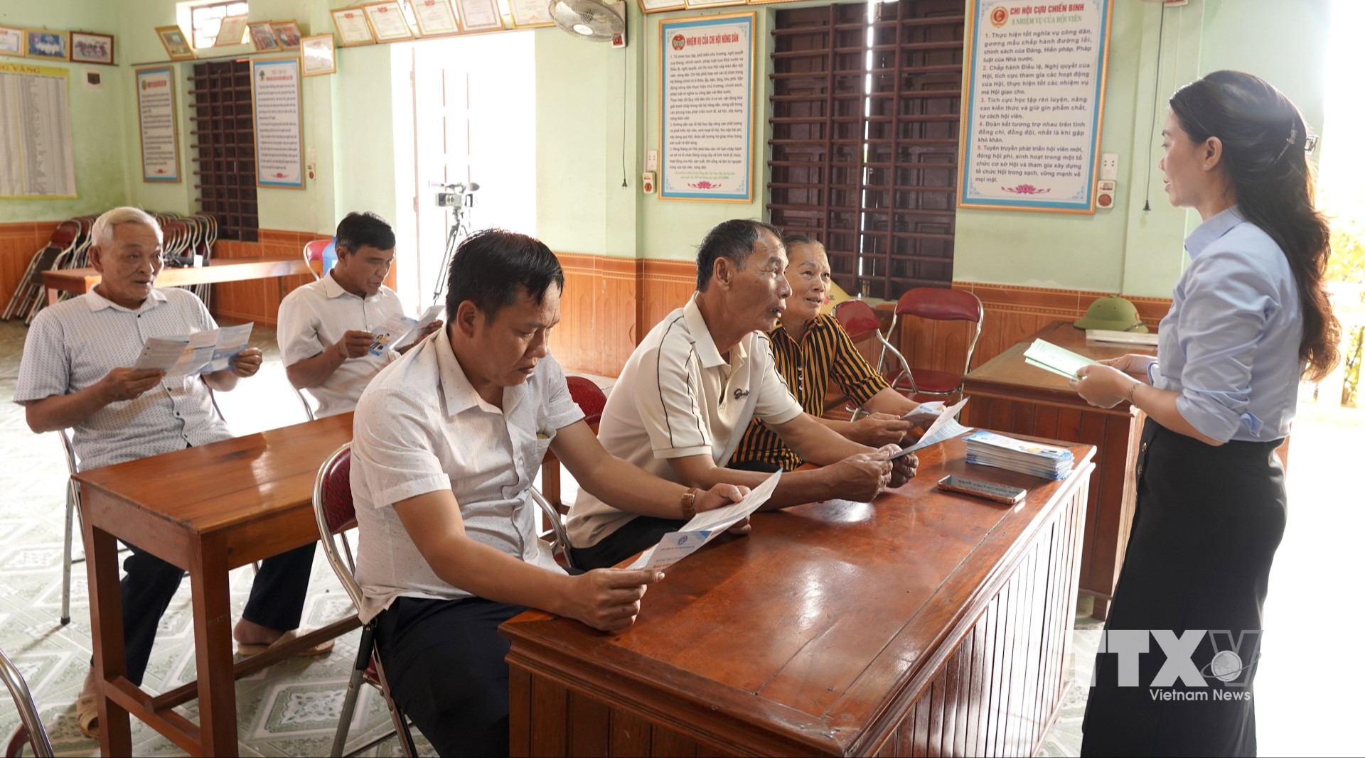 Cán bộ Bảo hiểm xã hội tuyên truyền, hướng dẫn người dân Quảng Trị kê khai thông tin, chuẩn bị hồ sơ để thụ hưởng thẻ BHYT miễn phí. (Ảnh: Thanh Thuỷ/TTXVN)
